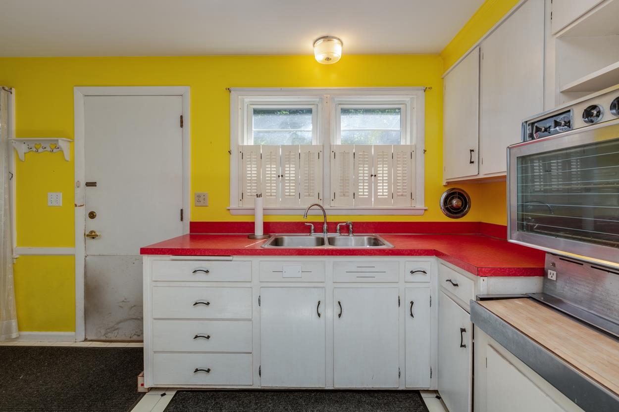 1341 Chestnut Street Manchester, NH 03104 - Photo 3 of 37 Gallery Image 3