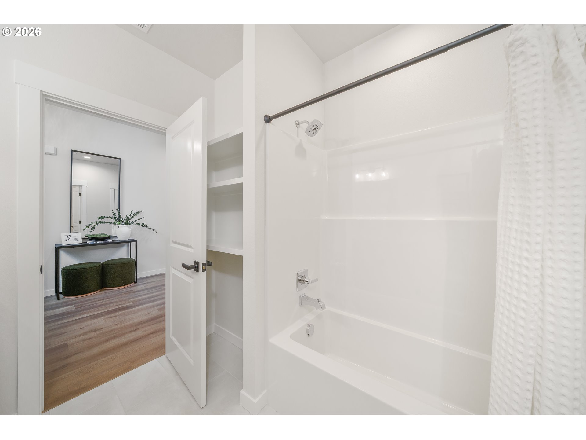 516 West 20th Way La Center, WA 98629 - Photo 12 of 45 a bathroom with a tub a sink and a mirror