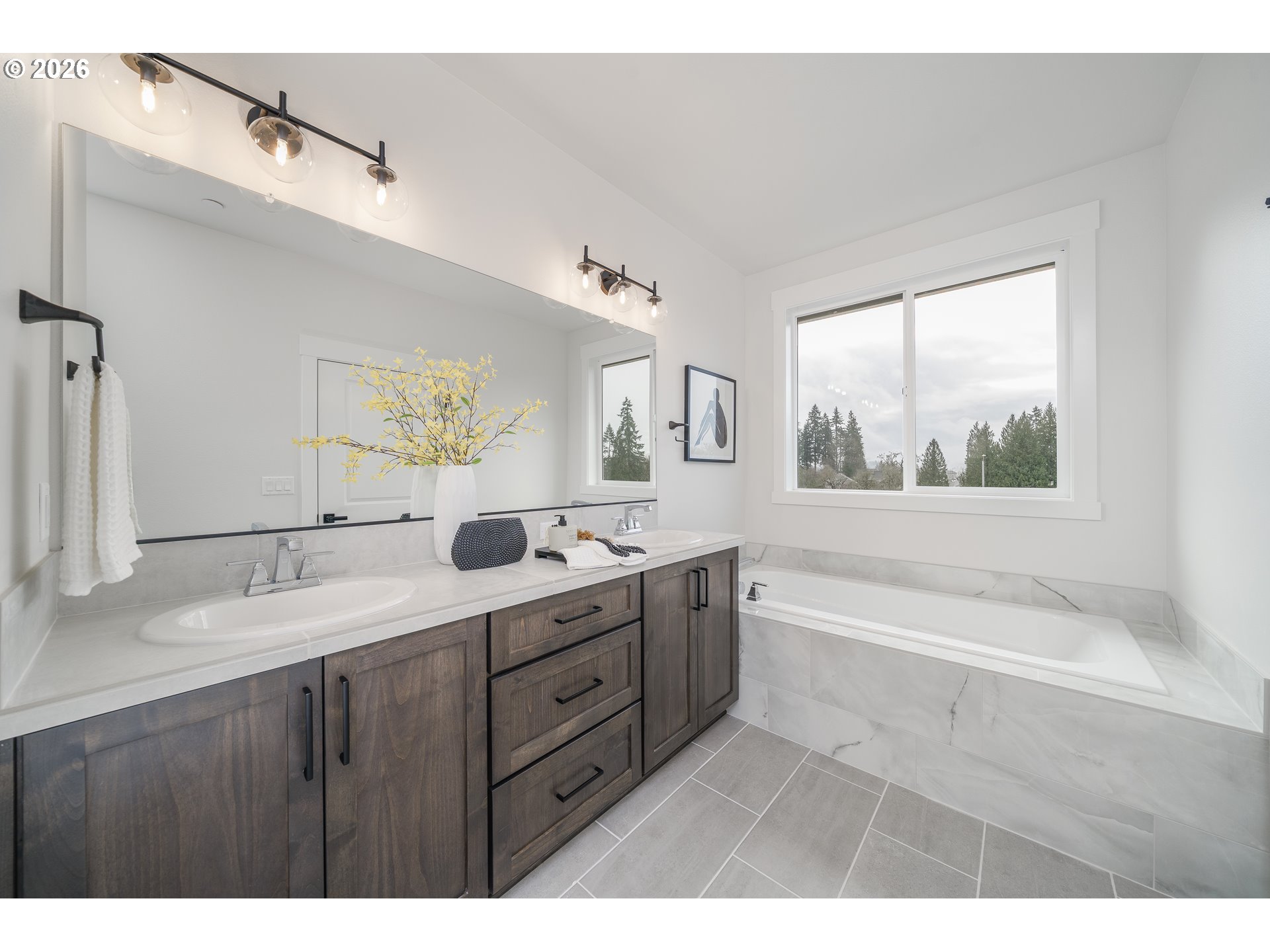 516 West 20th Way La Center, WA 98629 - Photo 34 of 45 a bathroom with a tub a sink and a mirror
