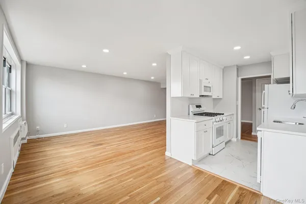 $300,000 | 98 Dehaven Drive, Unit 4C, Yonkers, NY 10703