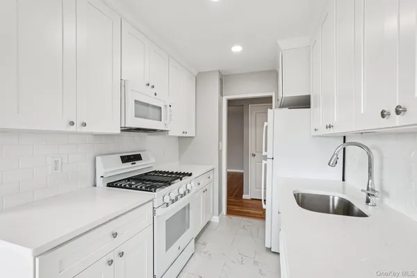 $300,000 | 98 Dehaven Drive, Unit 4C, Yonkers, NY 10703