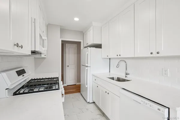 $300,000 | 98 Dehaven Drive, Unit 4C, Yonkers, NY 10703