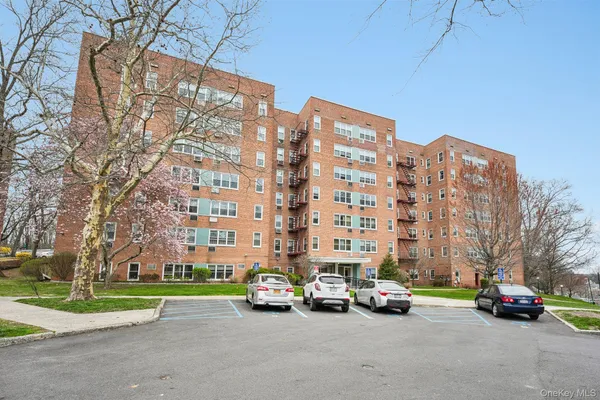 $300,000 | 98 Dehaven Drive, Unit 4C, Yonkers, NY 10703