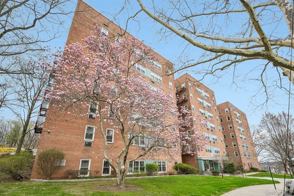 $300,000 | 98 Dehaven Drive, Unit 4C, Yonkers, NY 10703
