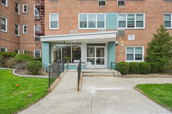 $300,000 | 98 Dehaven Drive, Unit 4C, Yonkers, NY 10703