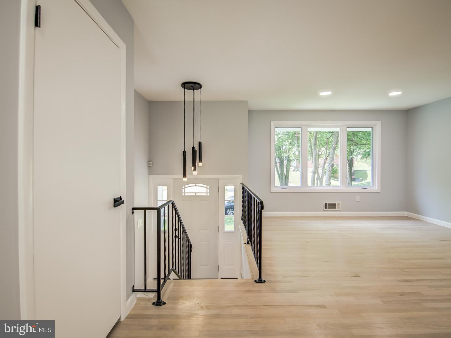 9214 Rolling View Drive Lanham, MD 20706 - Photo 6 of 58