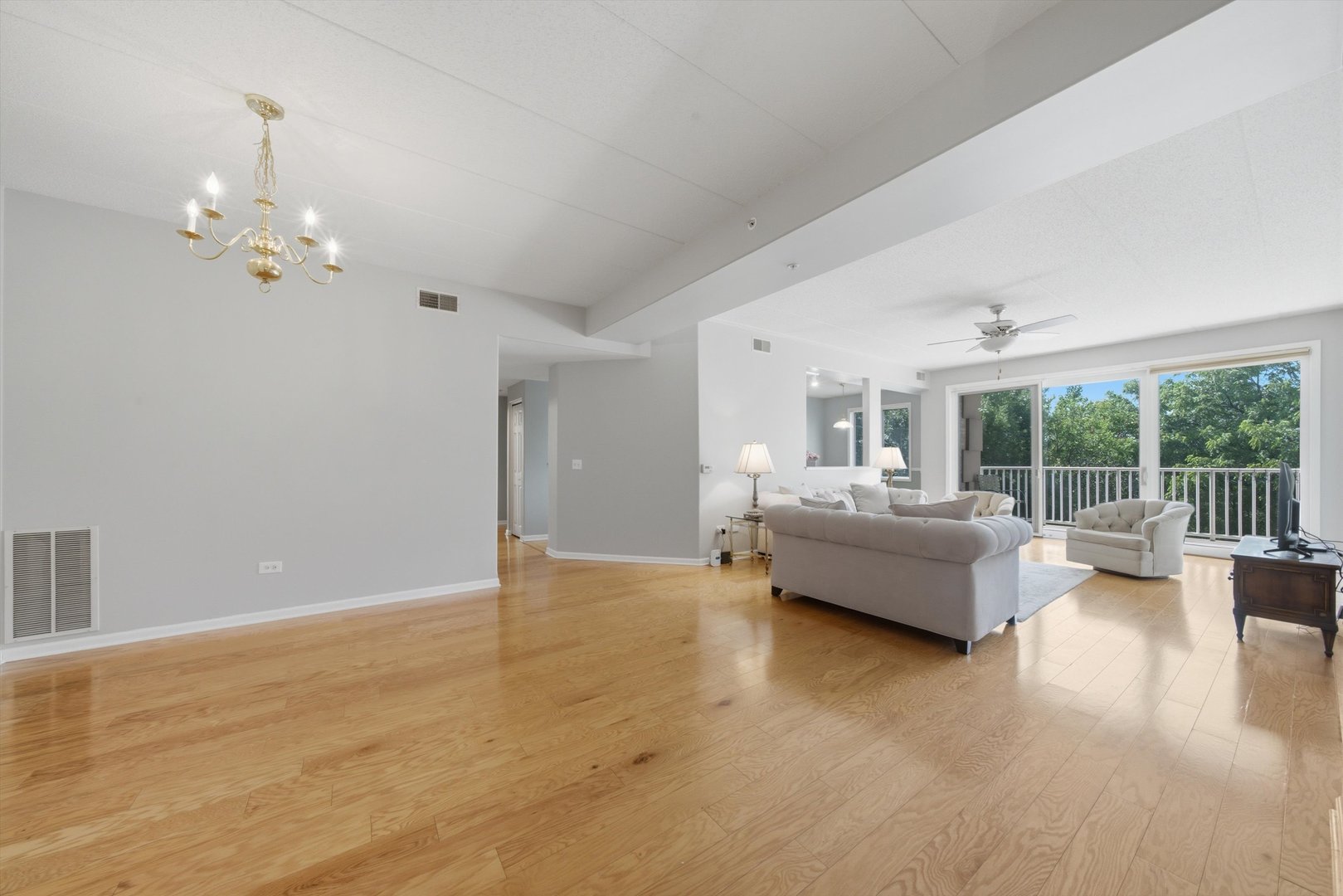 1761 Pavilion Way, Unit 301 Park Ridge, IL 60068 - Photo 5 of 46 Gallery Image 5