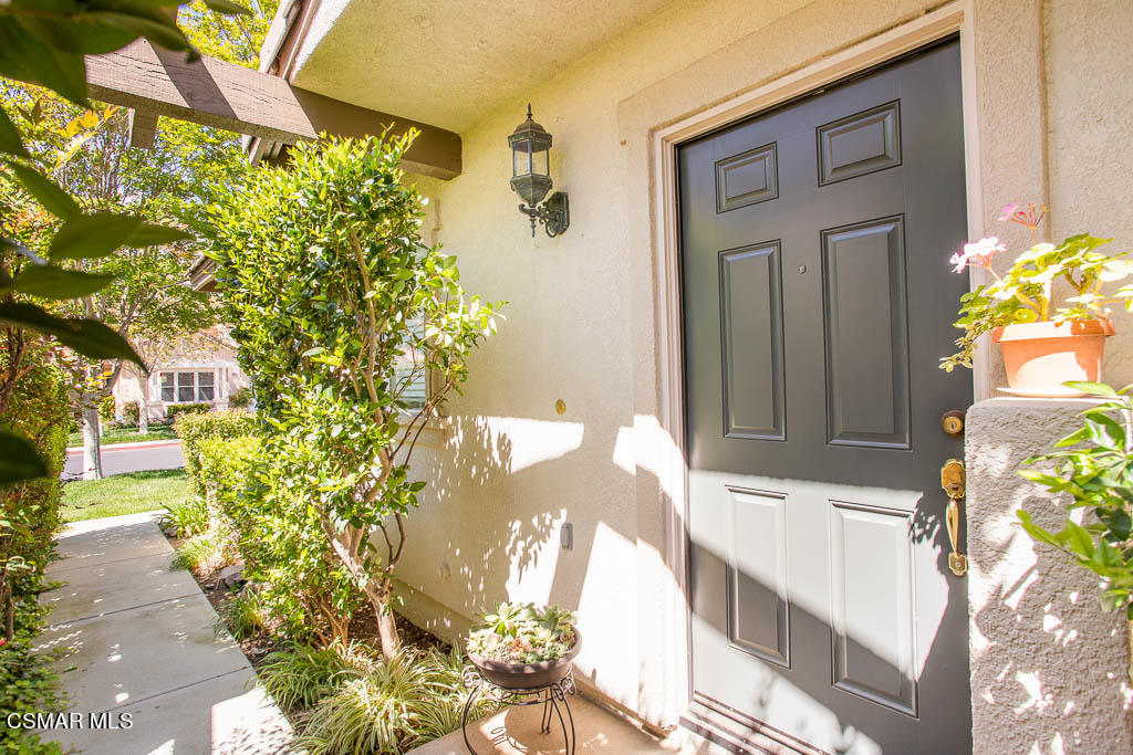5658 Vinca Street Simi Valley, CA 93063 - Photo 2 of 44 Entrance