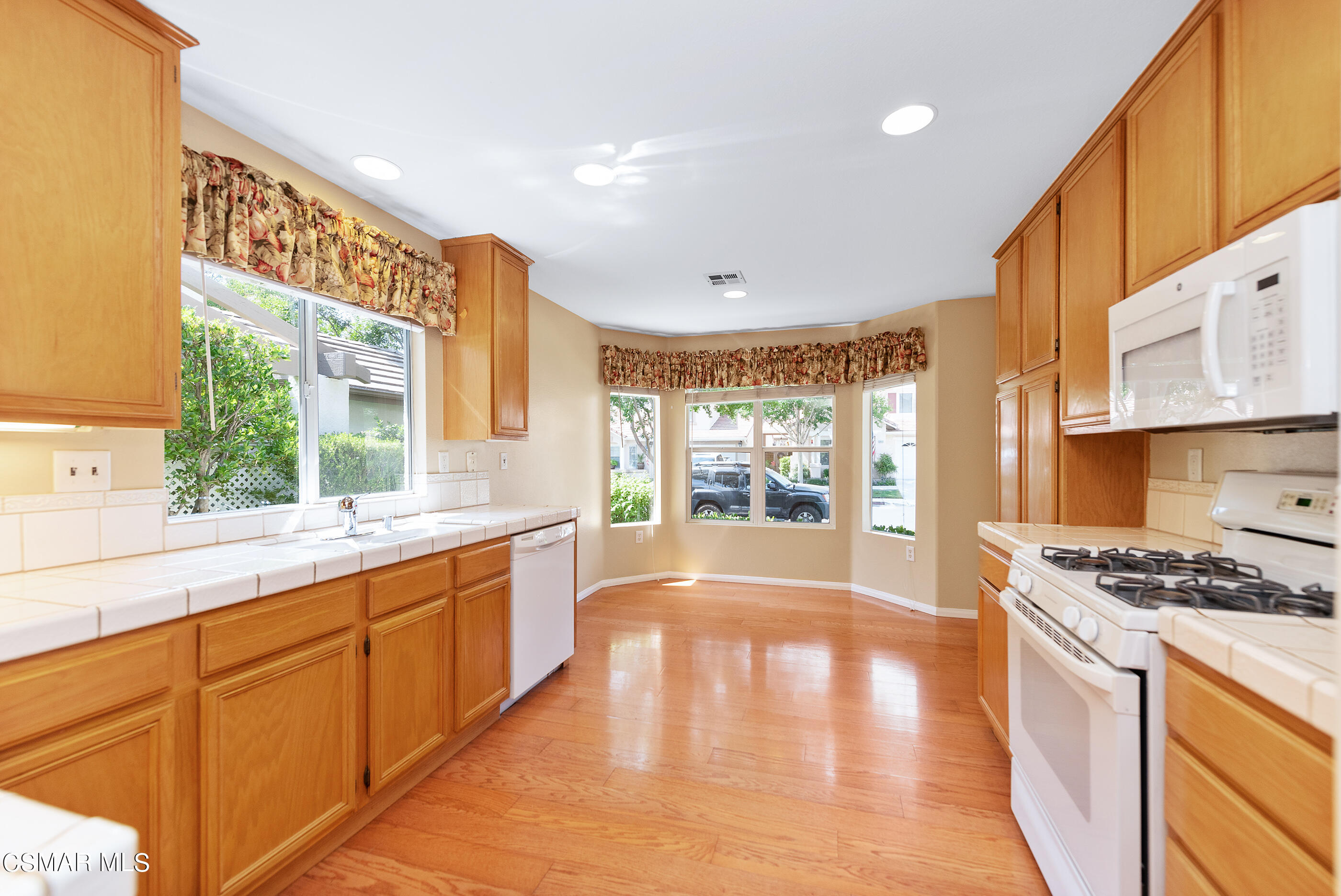 5658 Vinca Street Simi Valley, CA 93063 - Photo 13 of 44 Kitchen/Nook