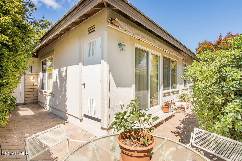 5658 Vinca Street Simi Valley, CA 93063 - Photo 5 of 44 Back and side patios