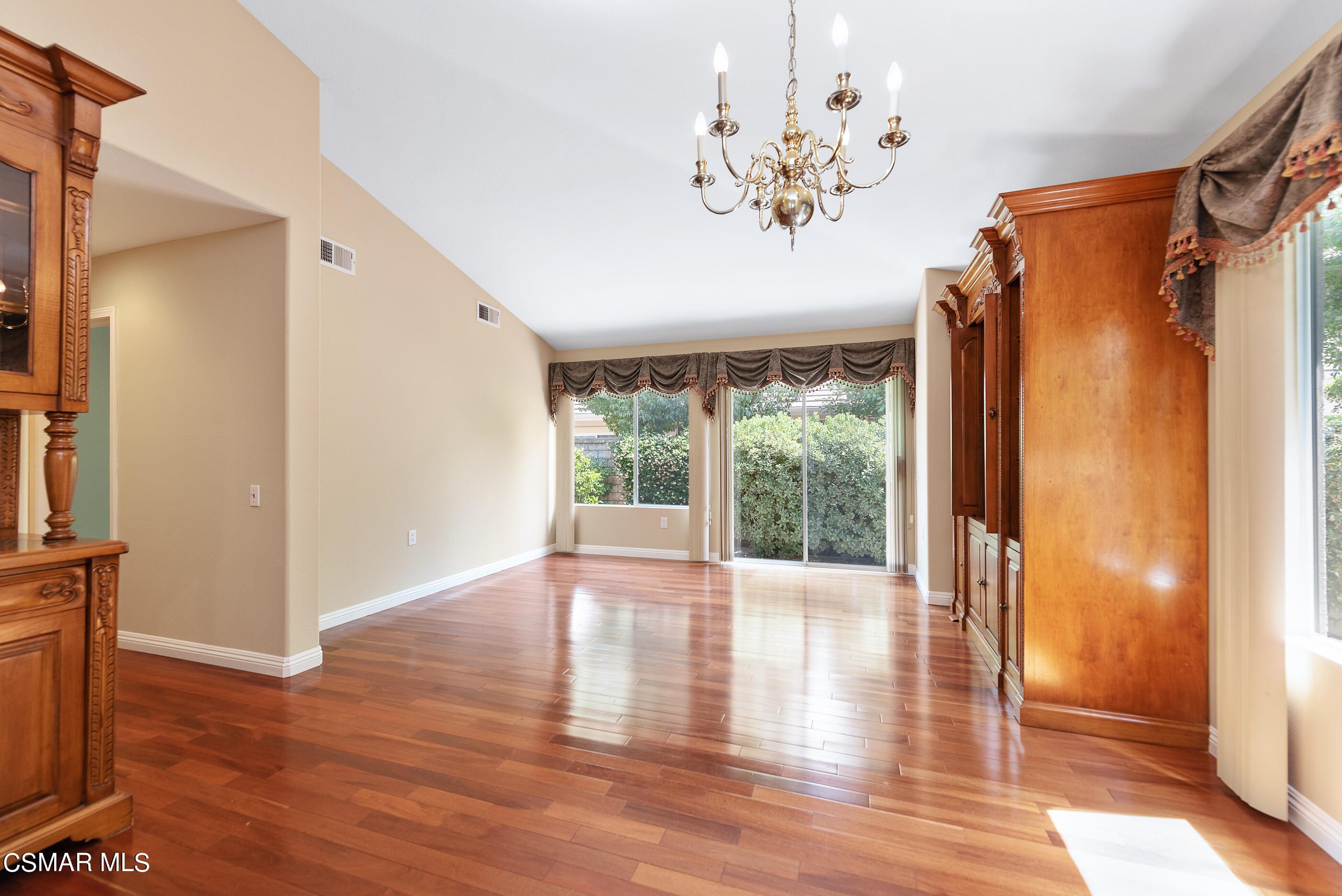 5658 Vinca Street Simi Valley, CA 93063 - Photo 7 of 44 Living/Dining