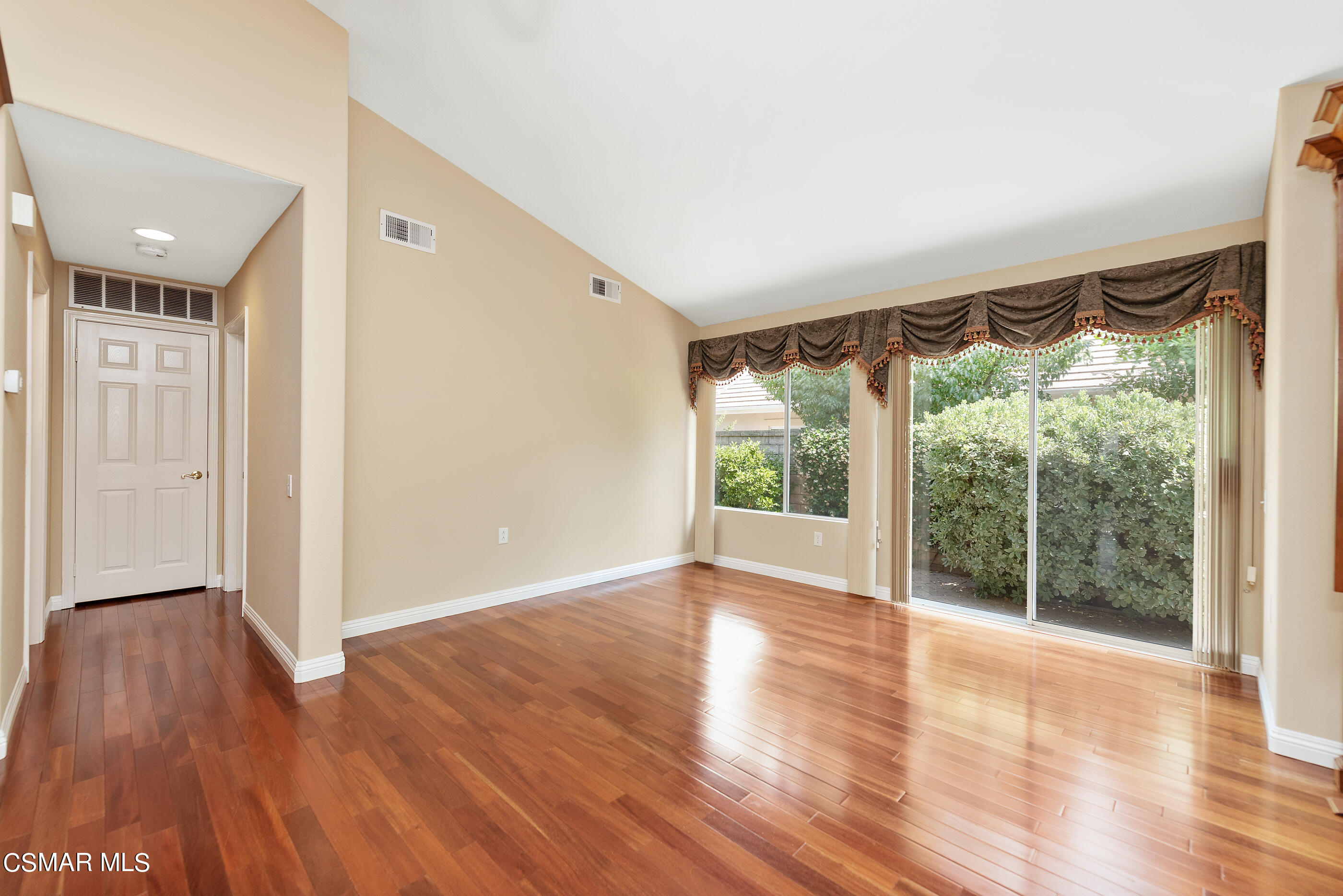 5658 Vinca Street Simi Valley, CA 93063 - Photo 9 of 44 LIving Room