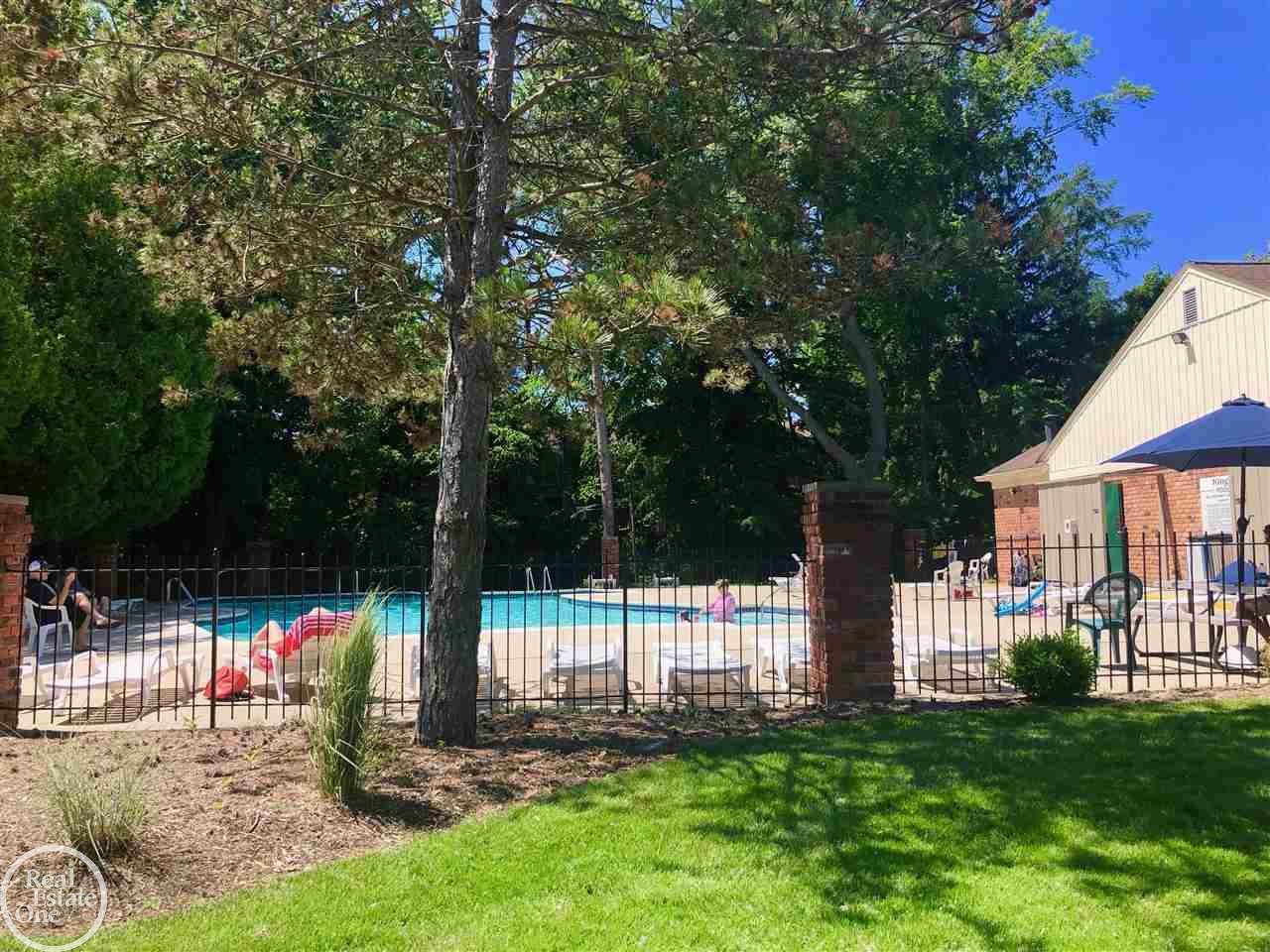 1396 Crescent Lane Rochester, MI 48306 - Photo 31 of 33 31391422-31.JPG