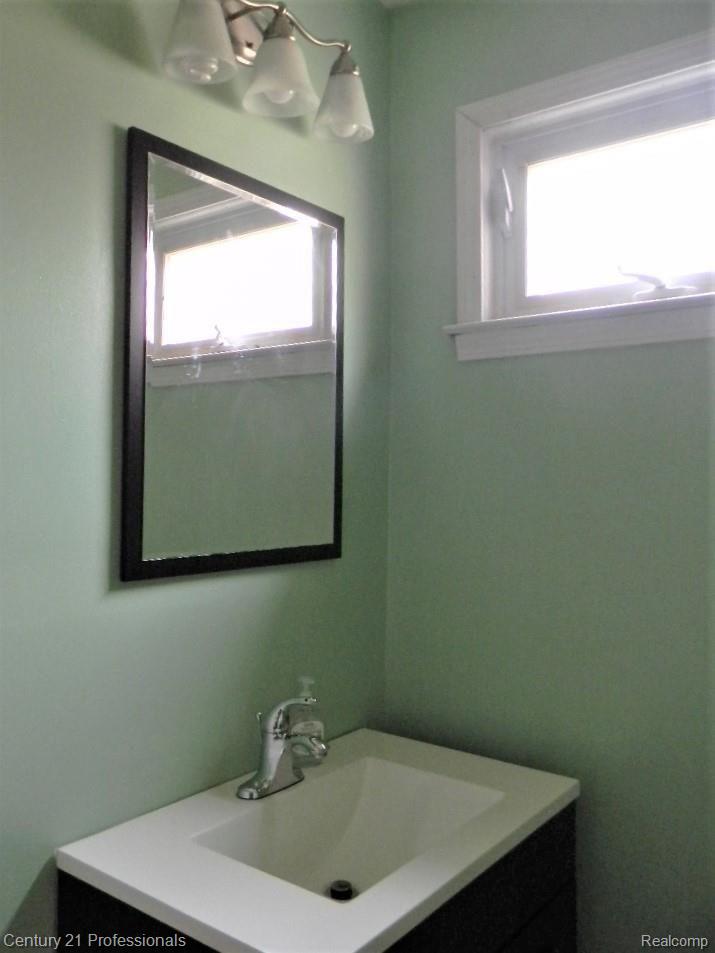 3300 Crooks Road Rochester, MI 48309 - Photo 17 of 19 Master Bath Vanity
