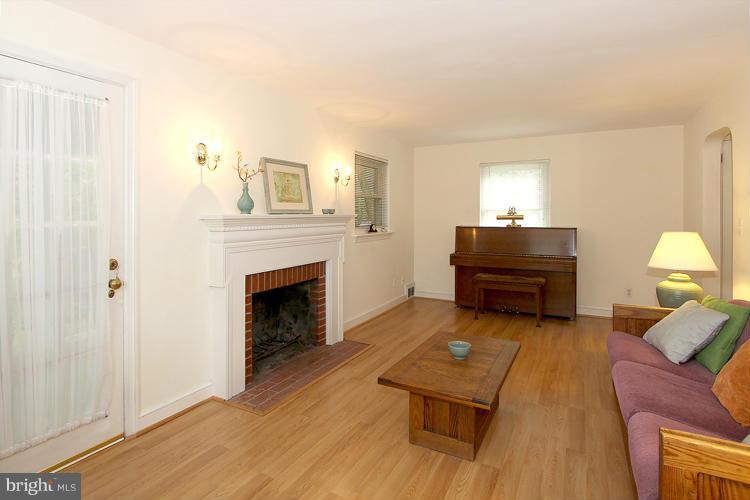 3 Lauer Terrace Silver Spring, MD 20901 - Photo 3 of 26 Living Room