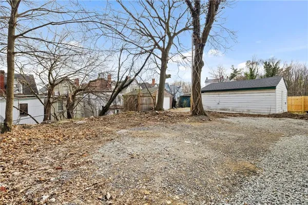 a view of backyard of the house