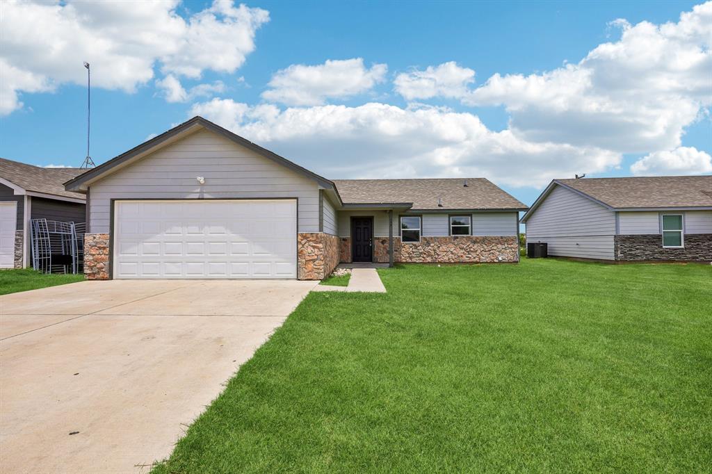 433 Whitney Court Rio Vista, TX 76093 - Photo 2 of 27 a front view of house with yard and green space
