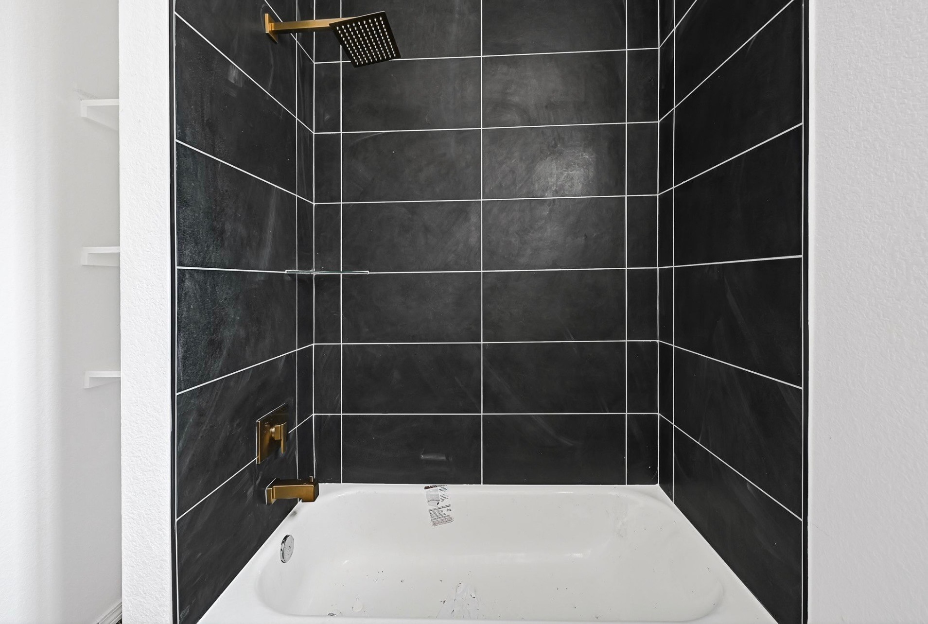 7939 Goode Street Houston, TX 77012 - Photo 11 of 13 a bathroom with a bathtub