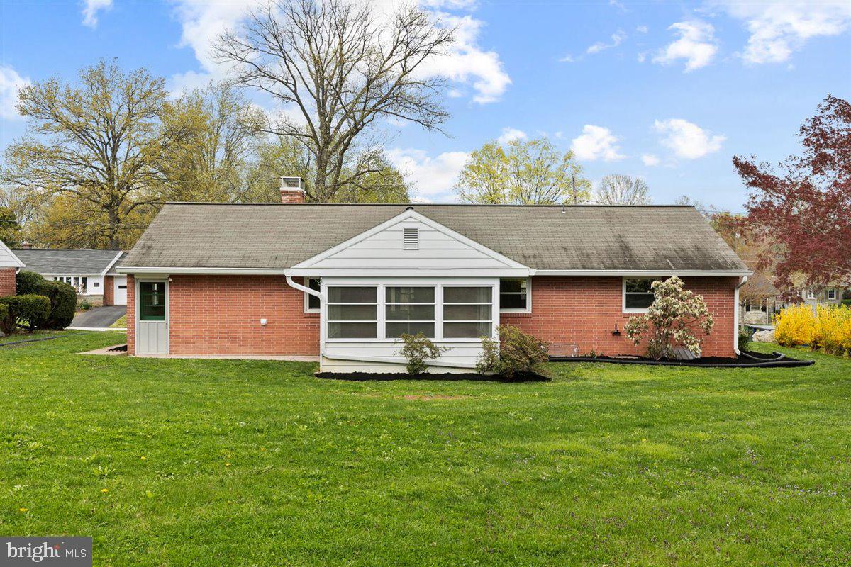 326 Gochnauer Avenue Lititz, PA 17543 - Photo 4 of 30