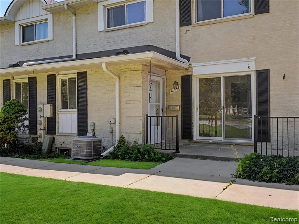 41957 Utica Road Sterling Heights, MI 48313 - Photo 3 of 43