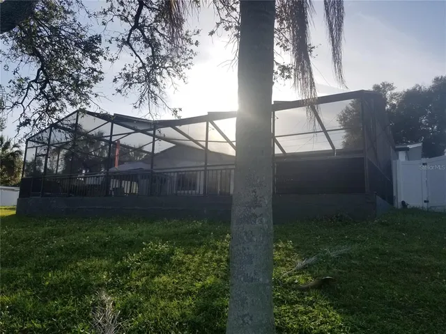 a view of a backyard