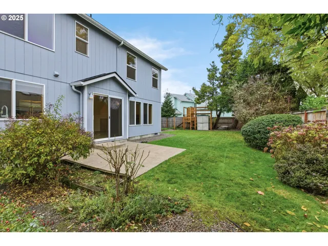 a view of a back yard of the house