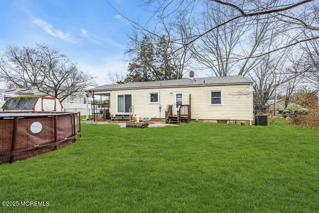 a view of a house with backyard