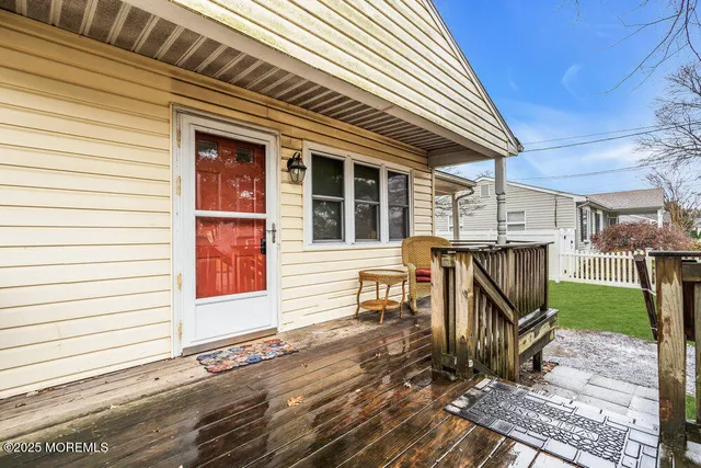 a view of a house with backyard and porch