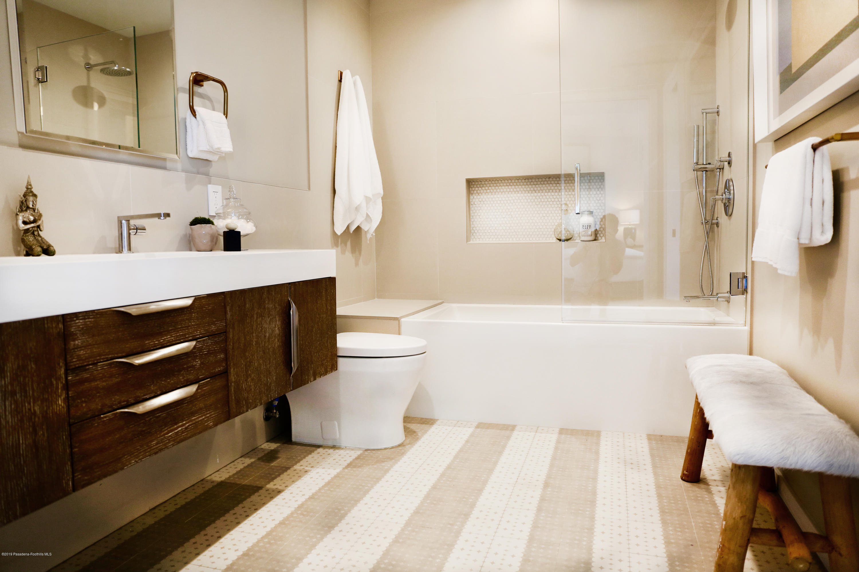 250 La Mirada Road Pasadena, CA 91105 - Photo 32 of 42 a bathroom with a sink a toilet and bathtub