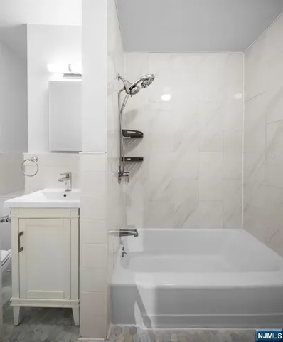 $2,300 | 2160 Center Avenue, Unit 5R, Fort Lee, NJ 07024