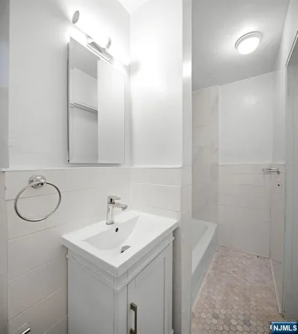 $2,300 | 2160 Center Avenue, Unit 5R, Fort Lee, NJ 07024