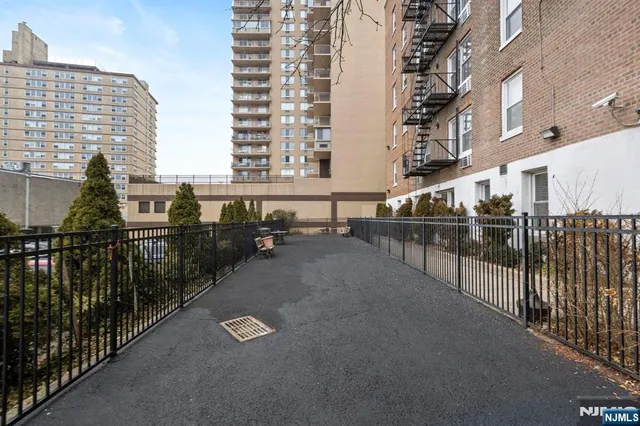 $2,300 | 2160 Center Avenue, Unit 5R, Fort Lee, NJ 07024