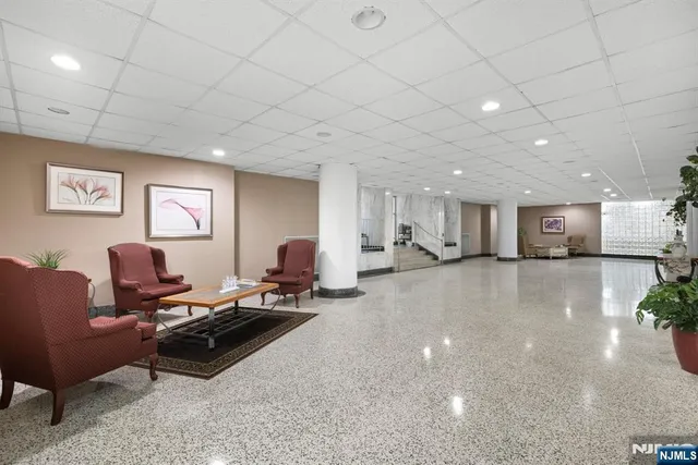 $2,300 | 2160 Center Avenue, Unit 5R, Fort Lee, NJ 07024