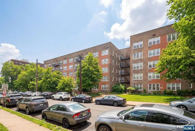 $2,300 | 2160 Center Avenue, Unit 5R, Fort Lee, NJ 07024