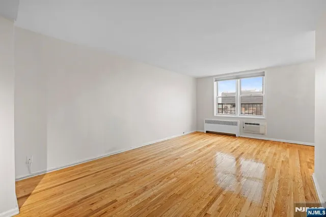 $2,300 | 2160 Center Avenue, Unit 5R, Fort Lee, NJ 07024