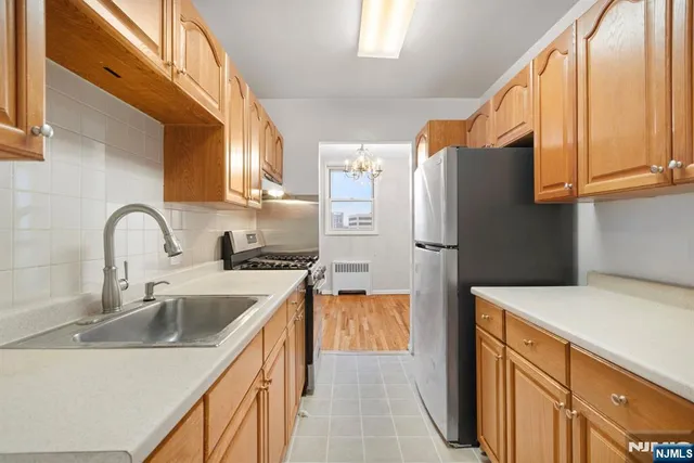 $2,300 | 2160 Center Avenue, Unit 5R, Fort Lee, NJ 07024