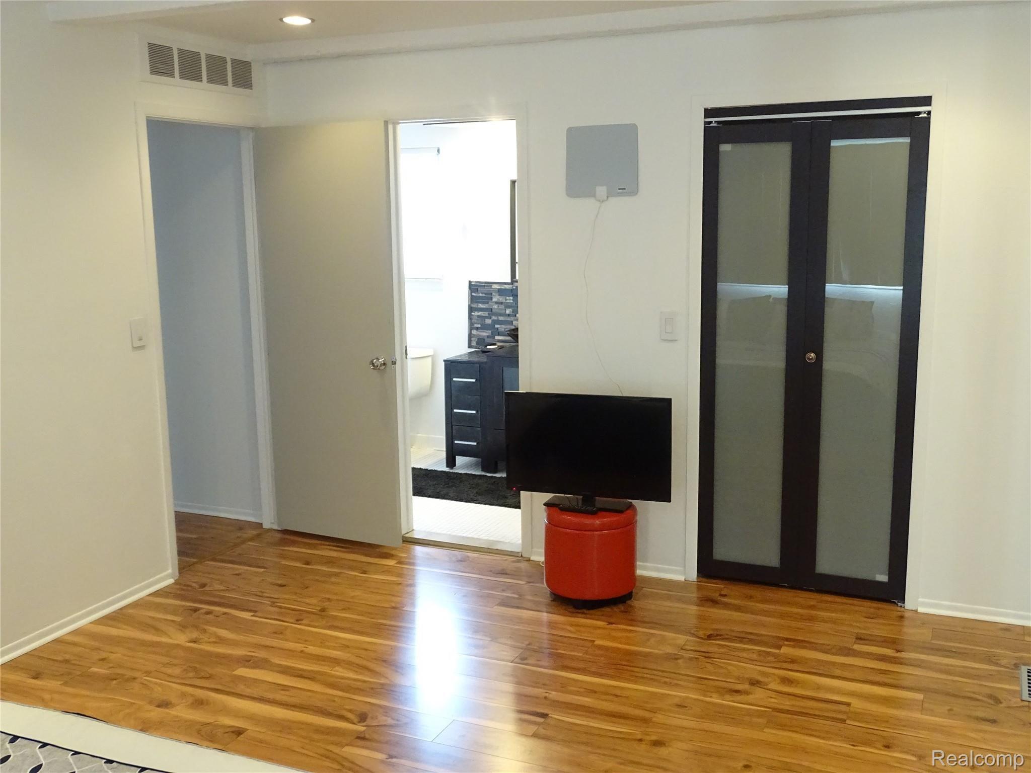 5846 Wedgewood Road Canton, MI 48187 - Photo 12 of 23 109.JPG