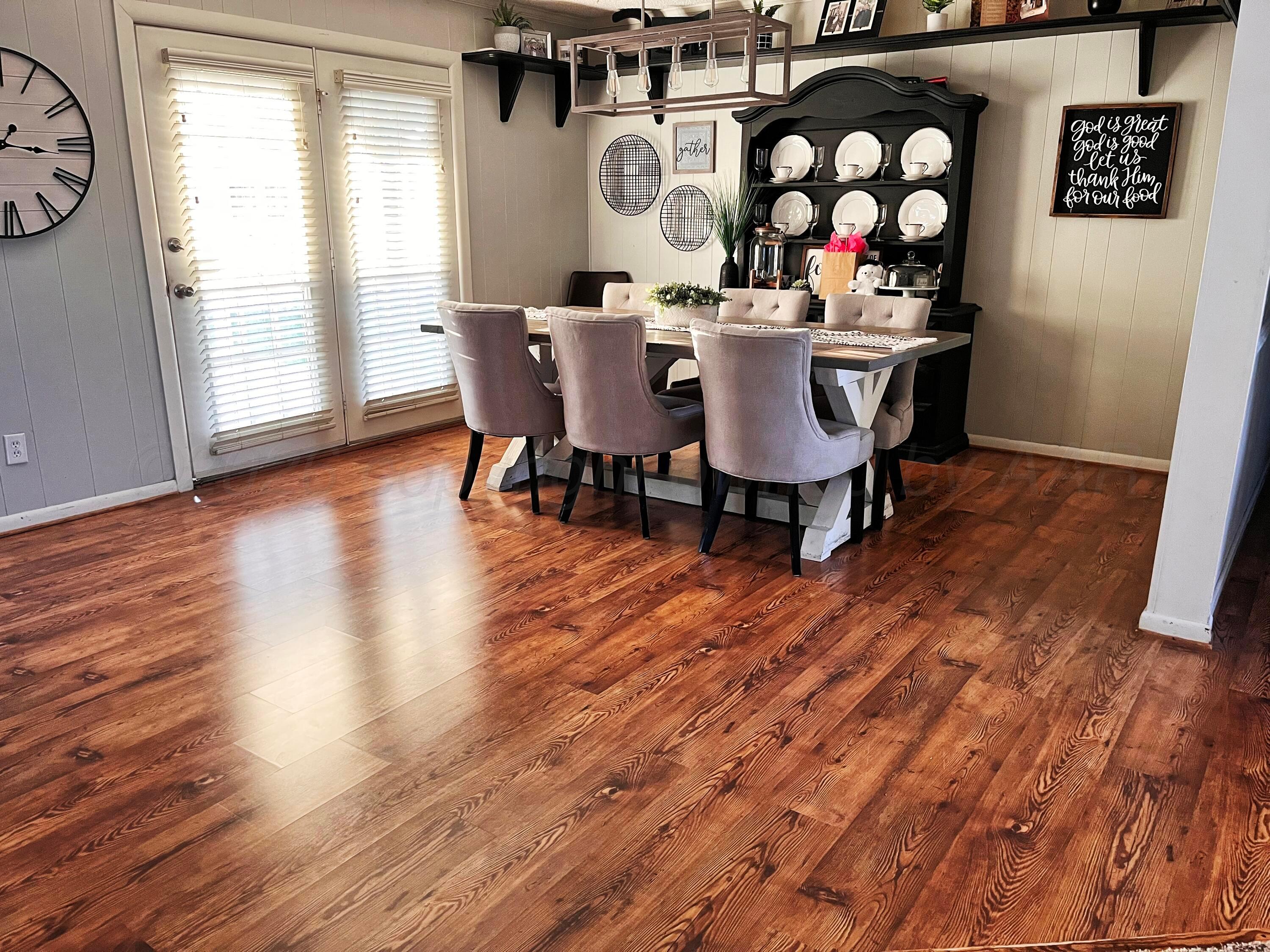 909 Michigan Street Perryton, TX 79070 - Photo 4 of 18 909 Michigan dining room