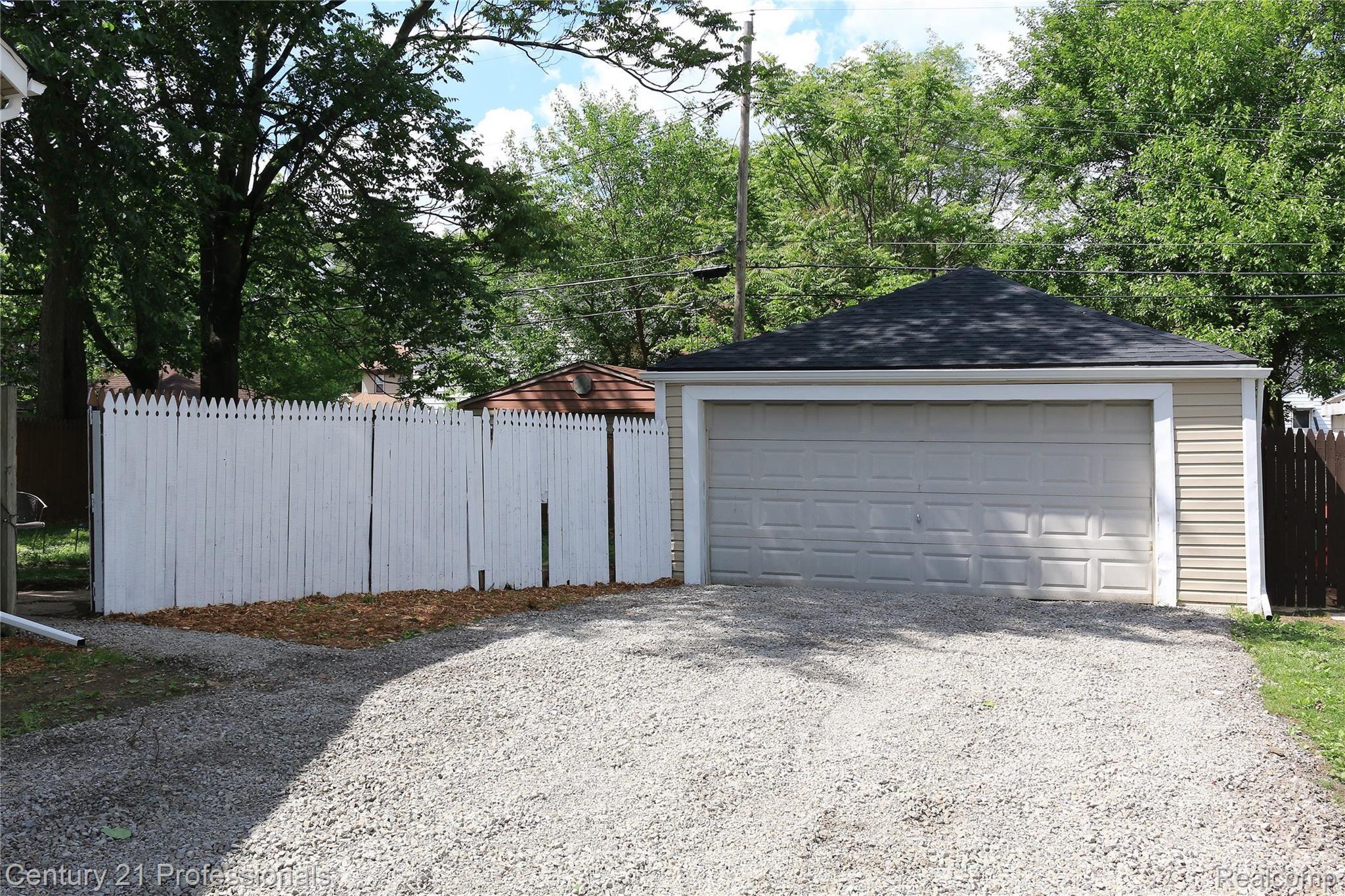 8071 Rivard Avenue Warren, MI 48089 - Photo 28 of 30 8071Rivard06JN03 (4).JPG