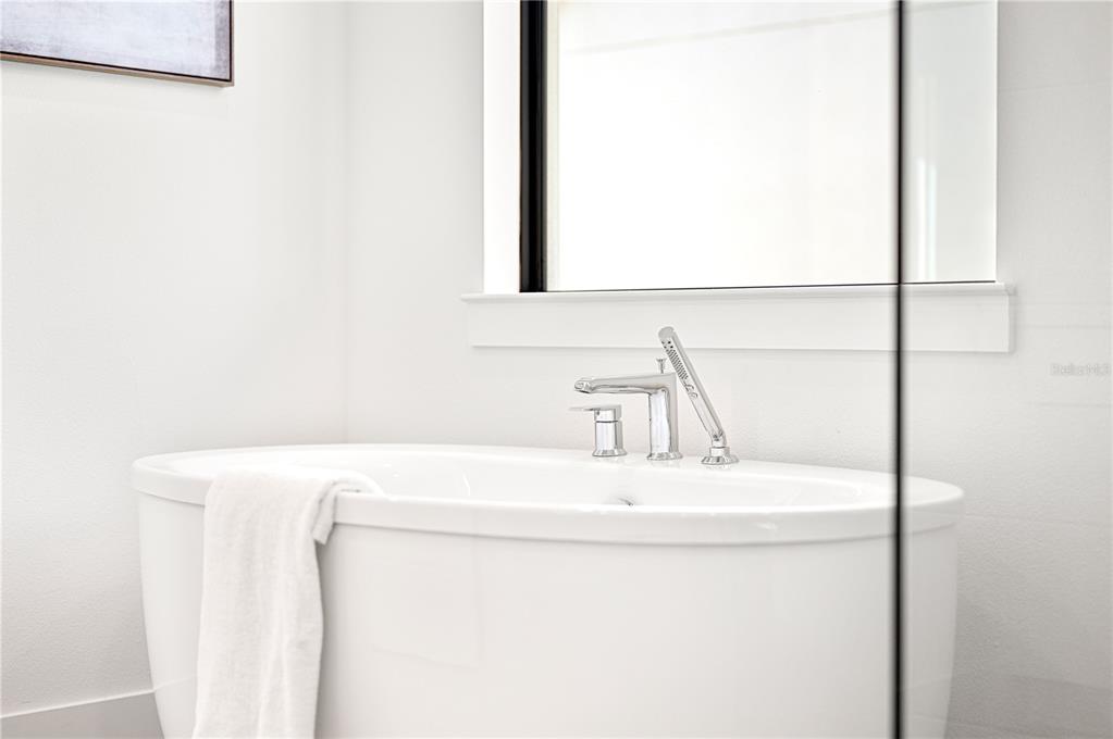 2592 Waterfront Circle Sarasota, FL 34240 - Photo 16 of 42