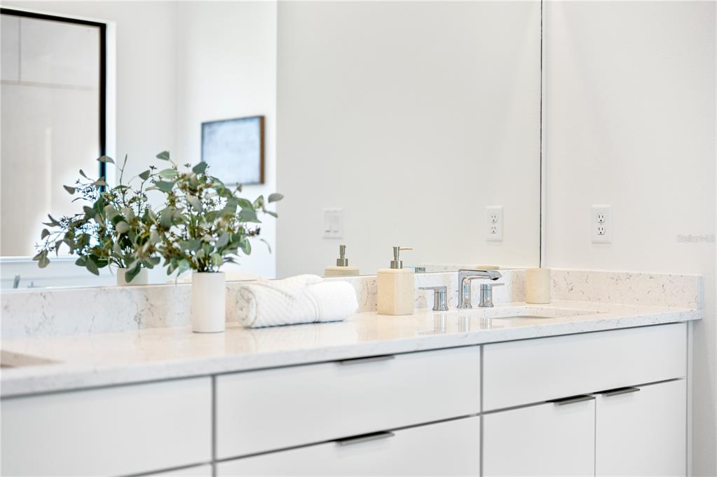 2592 Waterfront Circle Sarasota, FL 34240 - Photo 17 of 42