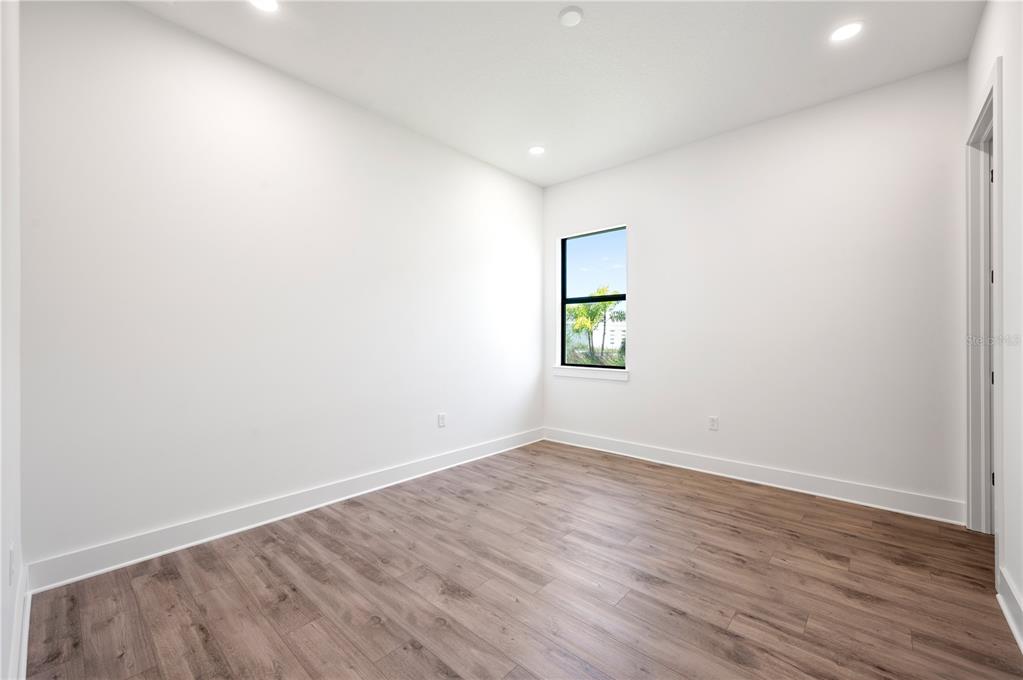 2592 Waterfront Circle Sarasota, FL 34240 - Photo 26 of 42