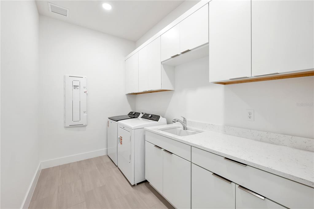 2592 Waterfront Circle Sarasota, FL 34240 - Photo 34 of 42