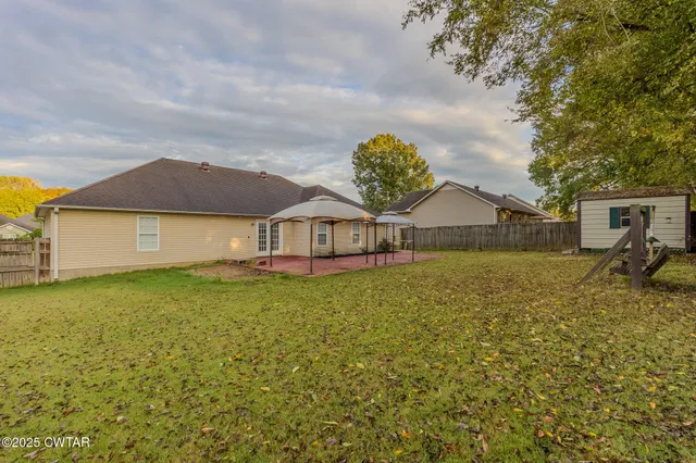 a view of a backyard