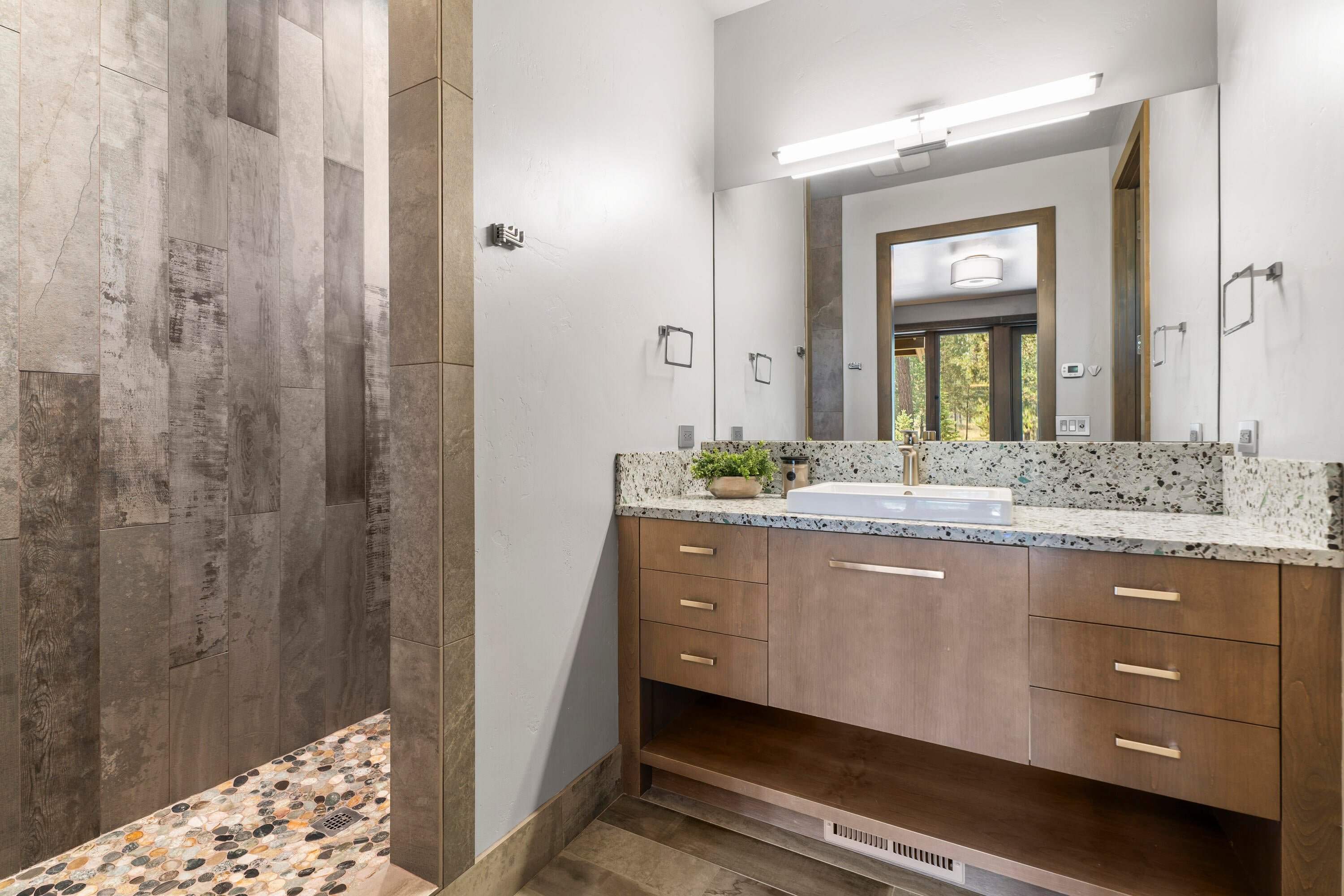 56641 Sunstone Loop, Unit 135 Bend, OR 97707 - Photo 36 of 62 Attached Bathroom