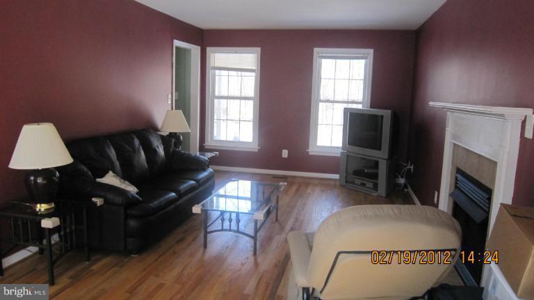 12249 Davis Road Remington, VA 22734 - Photo 12 of 13 Living Room