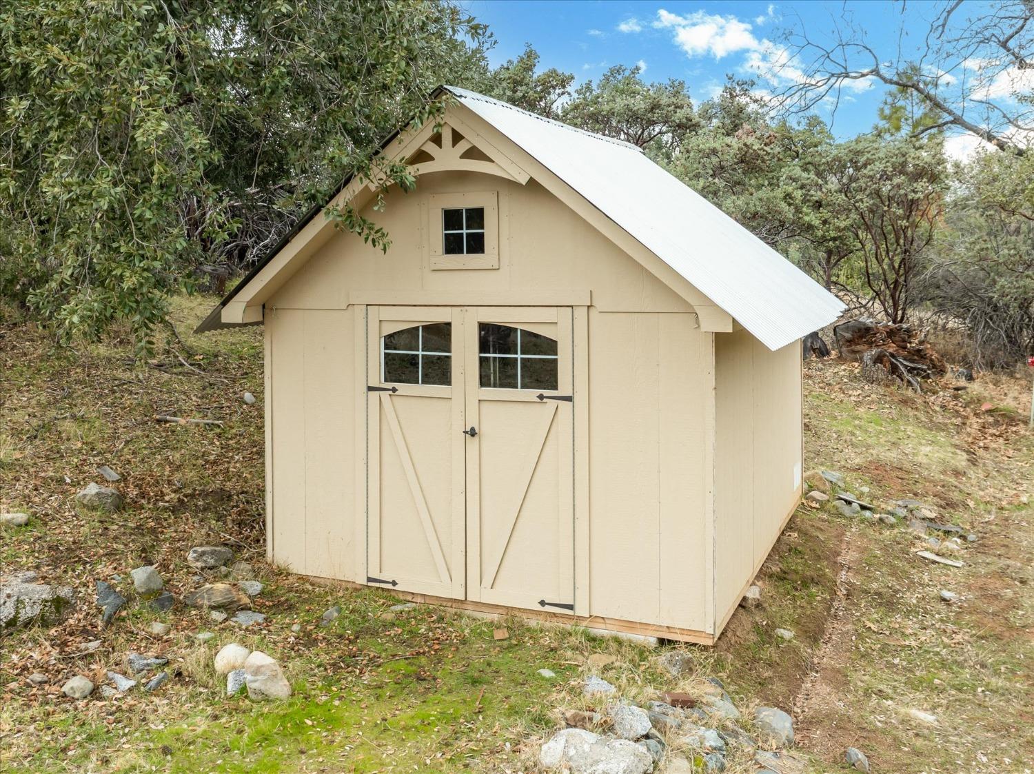 5785 Glacier Point Mariposa, CA 95338 - Photo 36 of 38 a view of a small yard in front of a house with a large tree