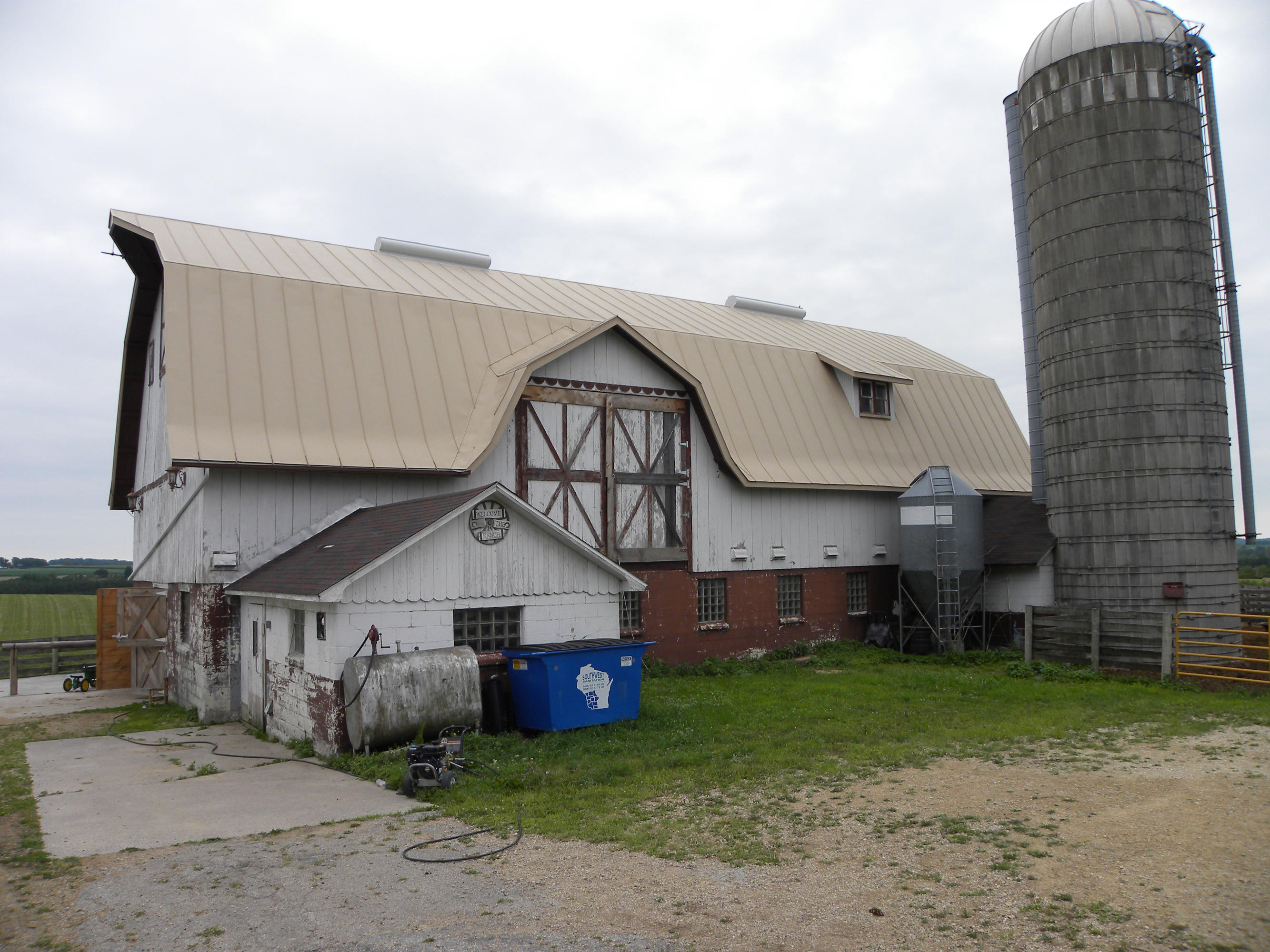 Barn with 7 box stalls