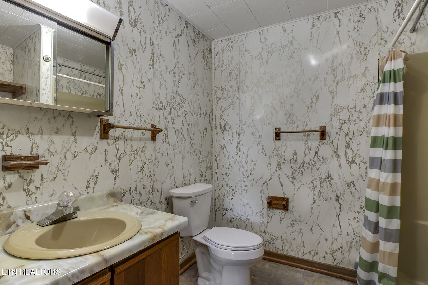 8055 Steekee Creek Road Loudon, TN 37774 - Photo 41 of 60 41_SteekeeCreekRoad_8055_GuestBath3