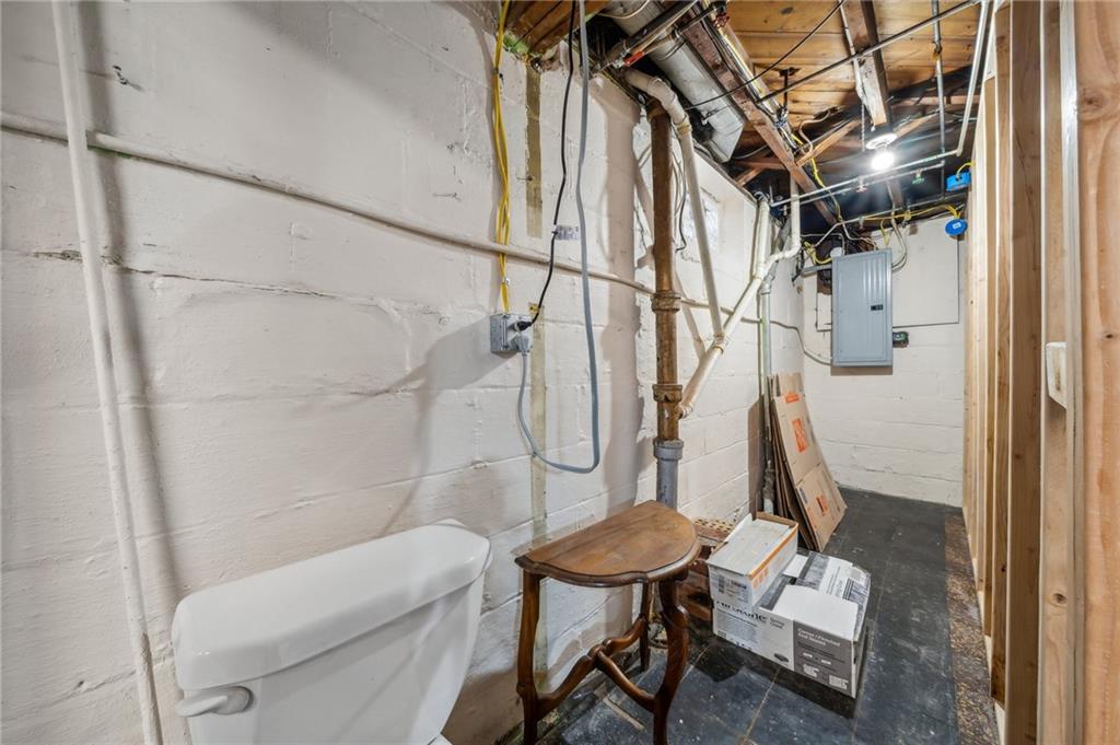 552 Hampton Street Greensburg, PA 15601 - Photo 33 of 36 a bathroom with a sink toilet and shower